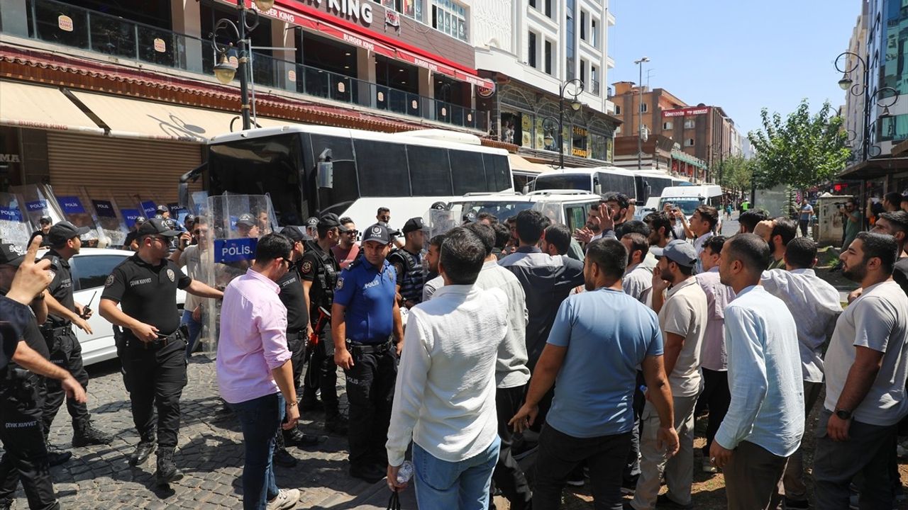 Heniyye İçin Gıyabi Cenaze Töreni