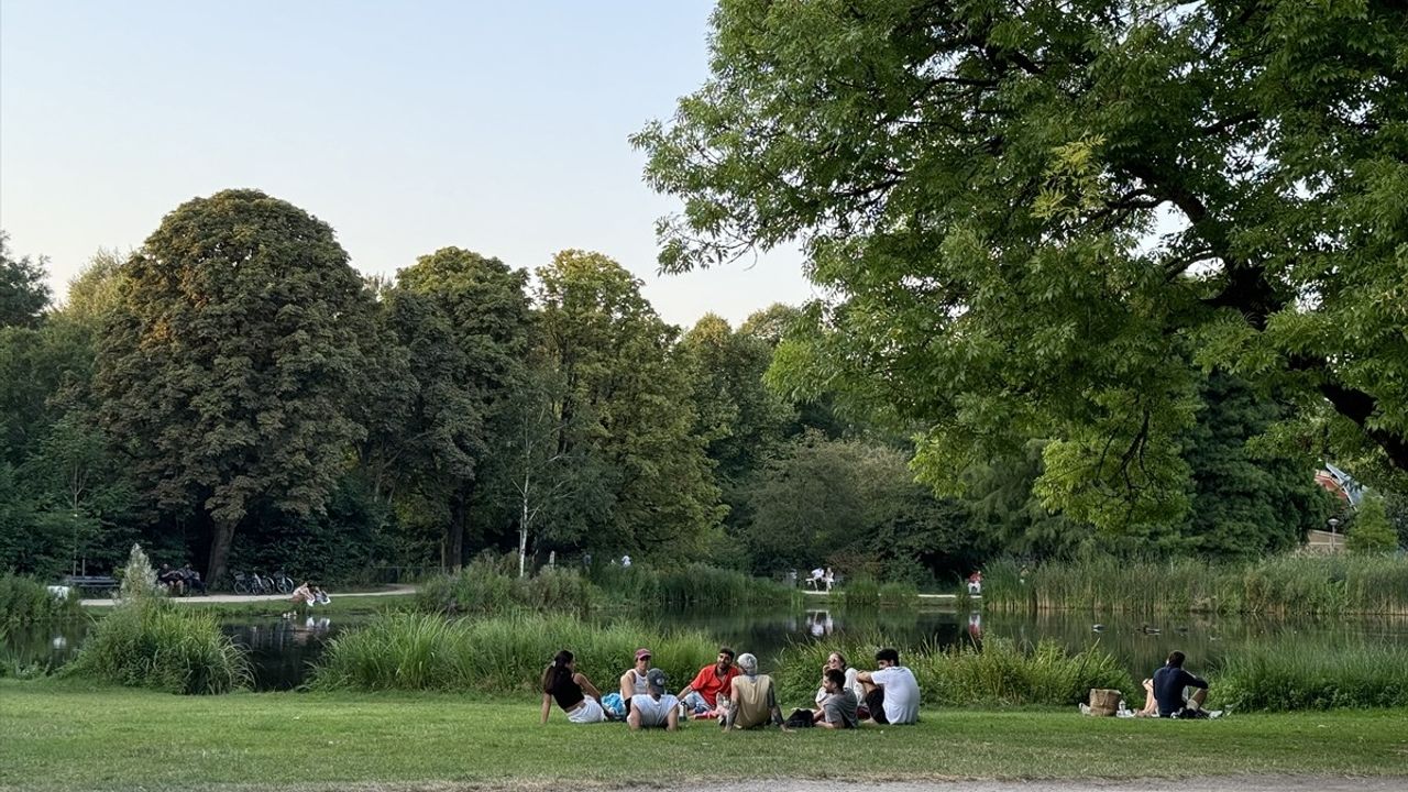 Hollanda'da En Sıcak Gün: Sıcaklık 35 Dereceyi Buldu