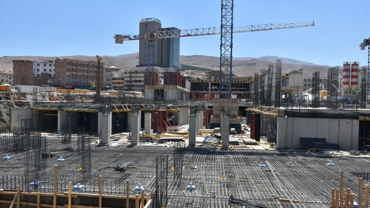 İçişleri Bakan Yardımcısı Karaloğlu, Malatya'da Deprem Konutlarını İnceledi