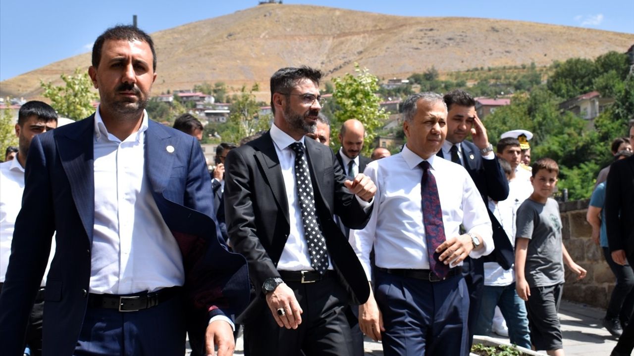 İçişleri Bakanı Yerlikaya Bitlis'te Esnafla Buluştu