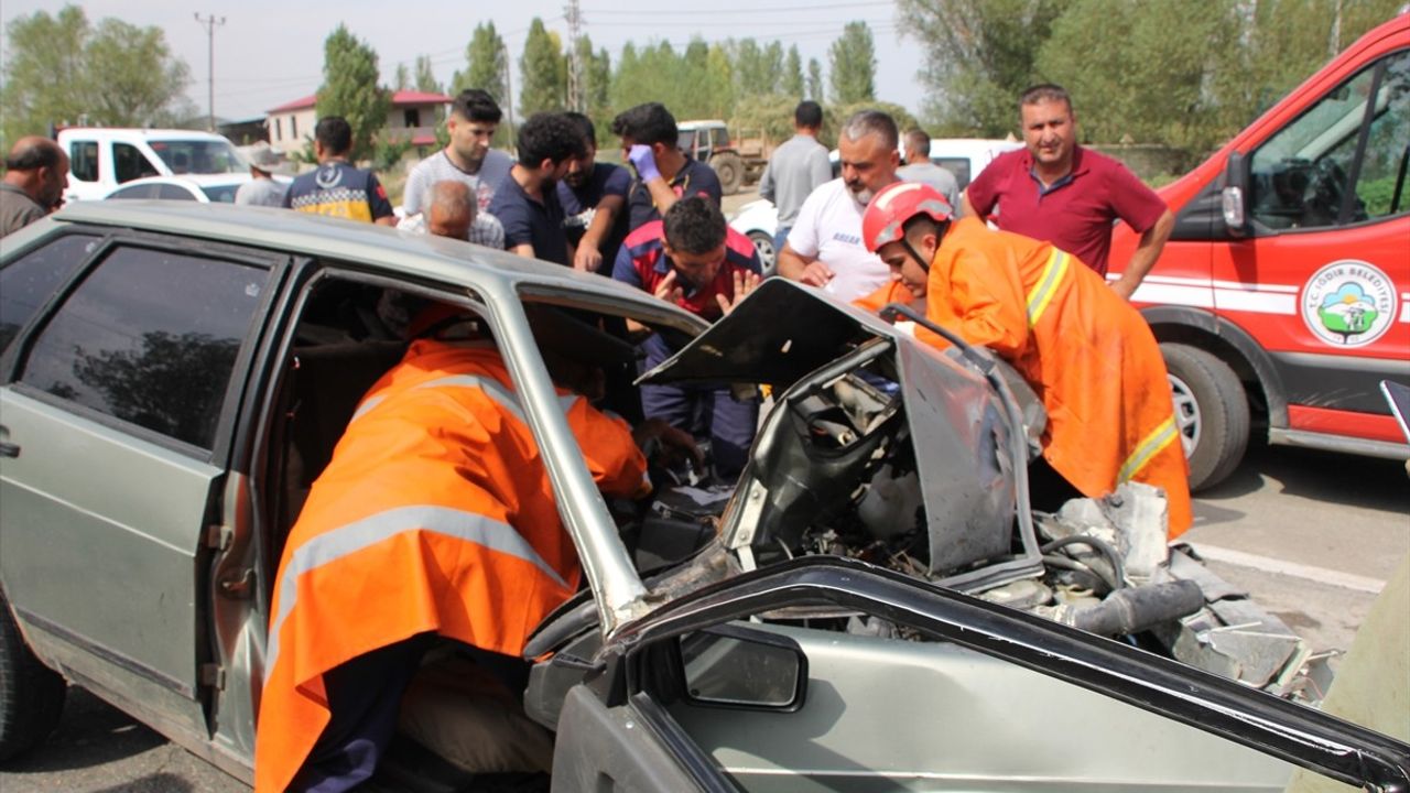 Iğdır'da Otomobil ile İş Makinesi Çarpıştı: İki Yaralı