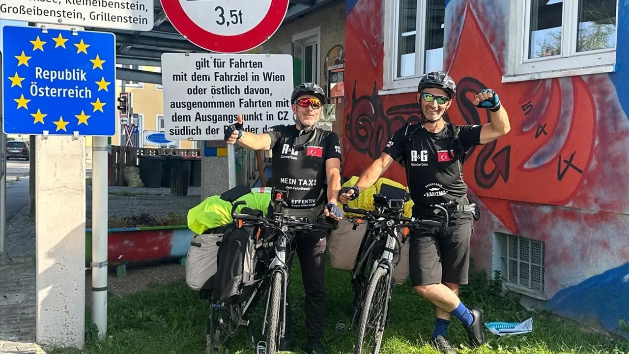 İki Türk, Bisikletle Türkiye'ye Yolculuk Başlattı