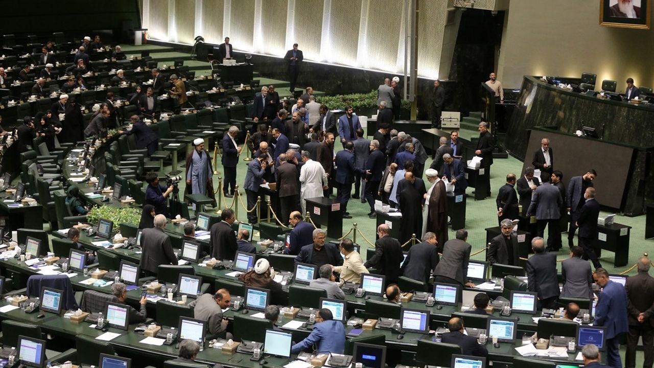 İran Cumhurbaşkanı Pezeşkiyan'ın Yeni Kabinesi Güvenoyu Aldı