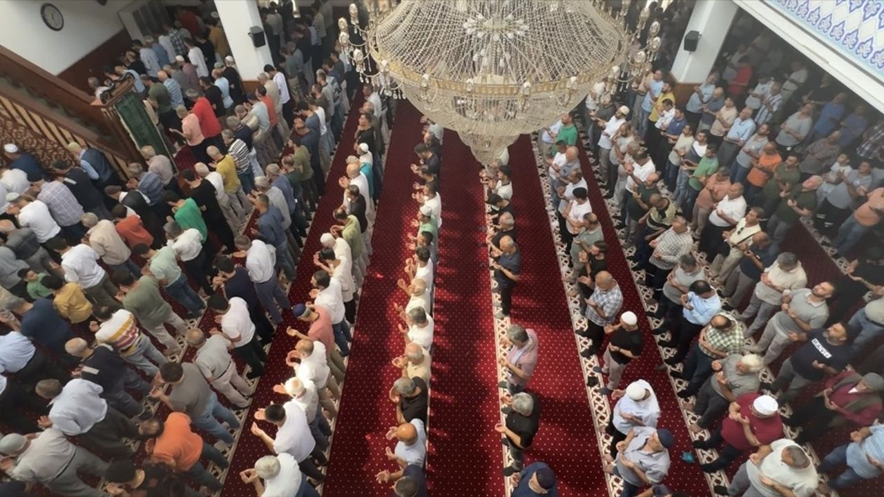 İsmail Heniyye İçin Gıyabi Cenaze Namazları Düzenlendi