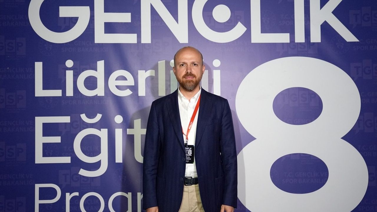 İstanbul'da 8. Gençlik Liderliği Eğitim Programı Gerçekleştirildi