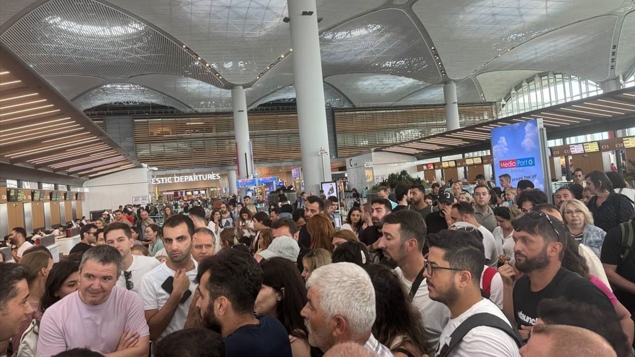 İstanbul'da Air Montenegro İptalleri Protesto Edildi