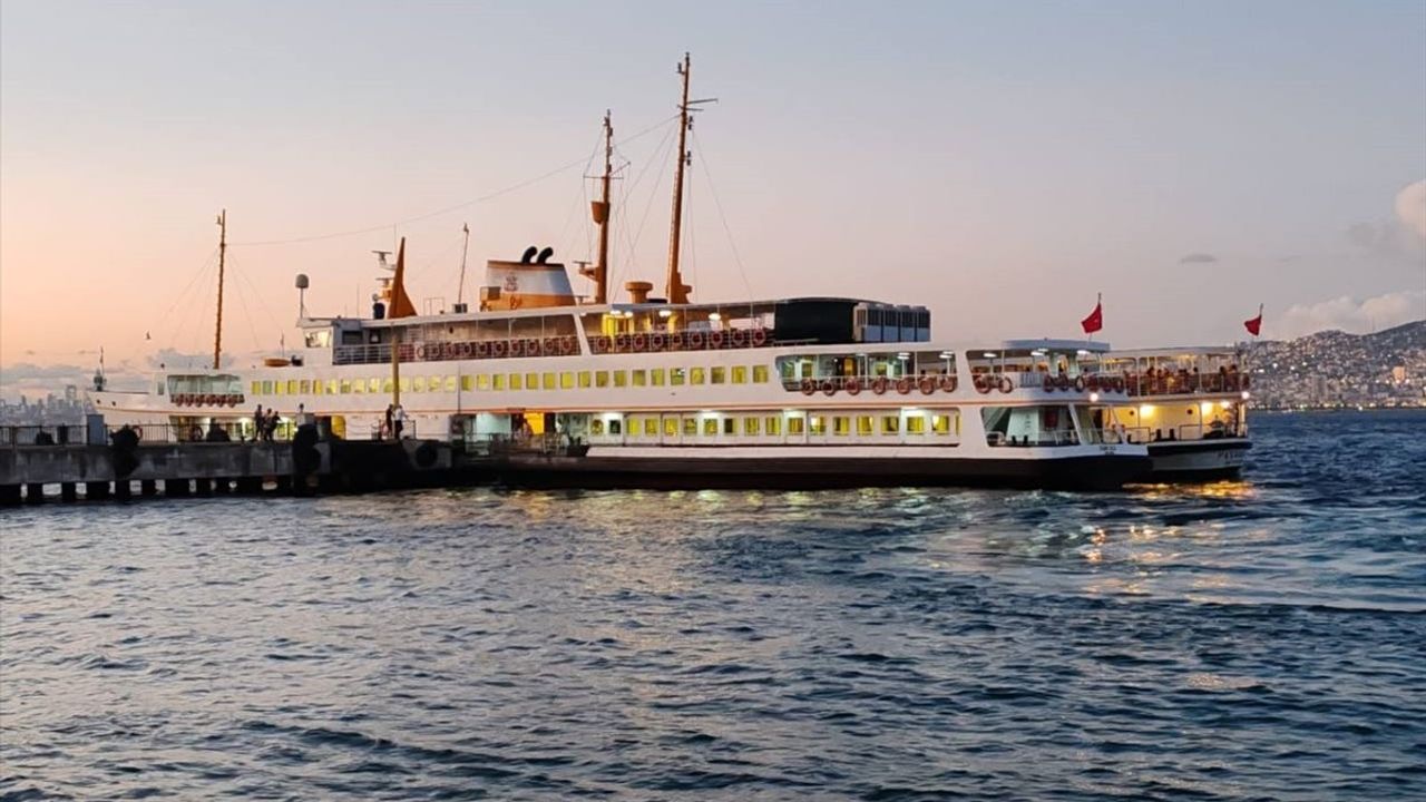 İstanbul'da Vapur Arızası: Yolcular Başka Gemye Nakledildi