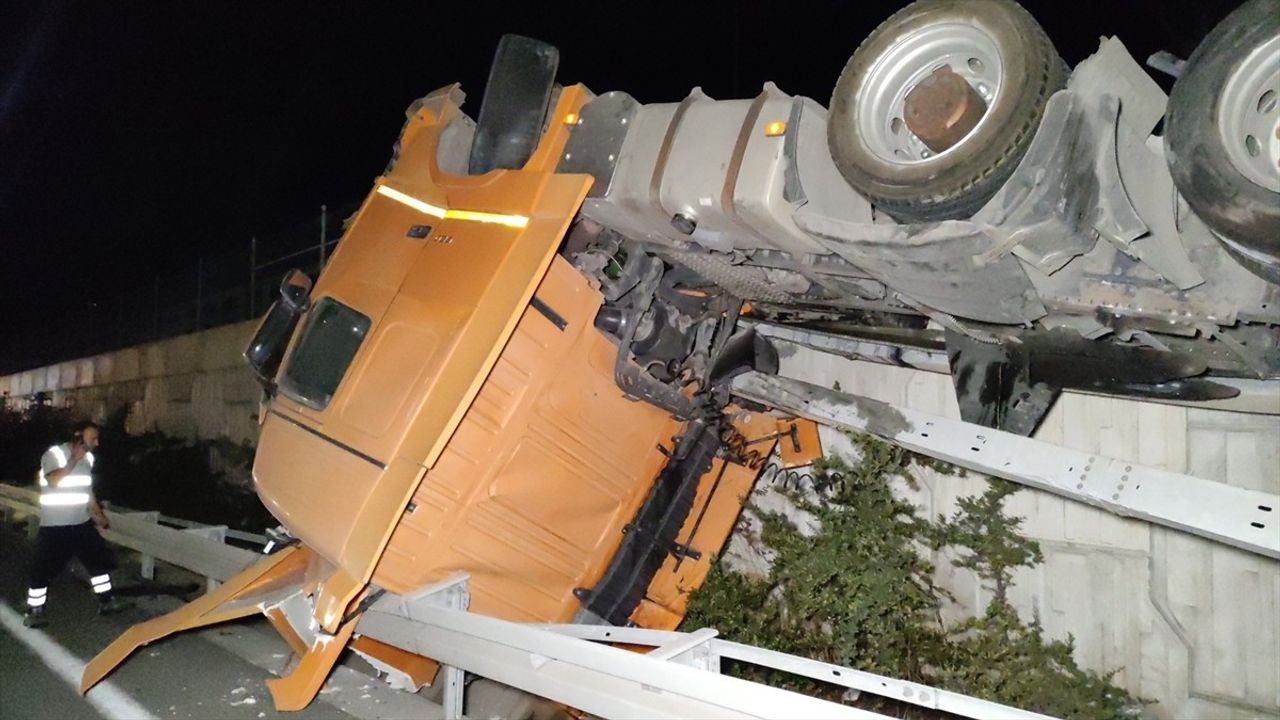 İstanbul-İzmir Otoyolu'nda Tır Devrildi: Sürücü Hafif Yaralandı