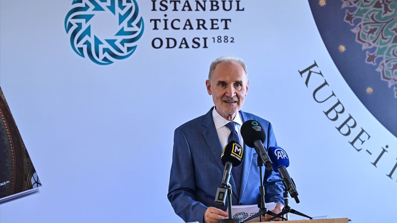 İstanbul'un Camilerini Yansıtan 'Kubbe-i İstanbul' Kitabı Yayınlandığıyla Tanıtıldı