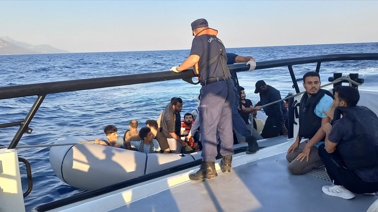 İzmir Açıklarında 50 Düzensiz Göçmen Kurtarıldı