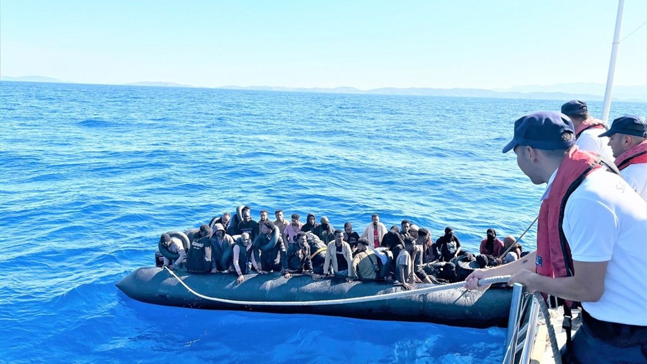 İzmir Açıklarında 51 Düzensiz Göçmen Kurtarıldı