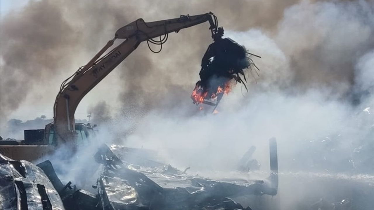 İzmir Aliağa'da Hurda Depolama Alanında Yangın Kontrol Altına Alınıyor