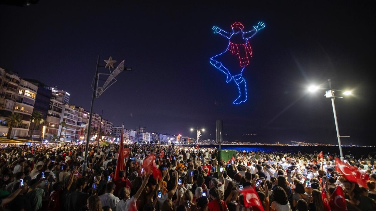 İzmir'de 30 Ağustos Zafer Bayramı İçin Büyüleyici Dron Gösterisi Düzenlendi
