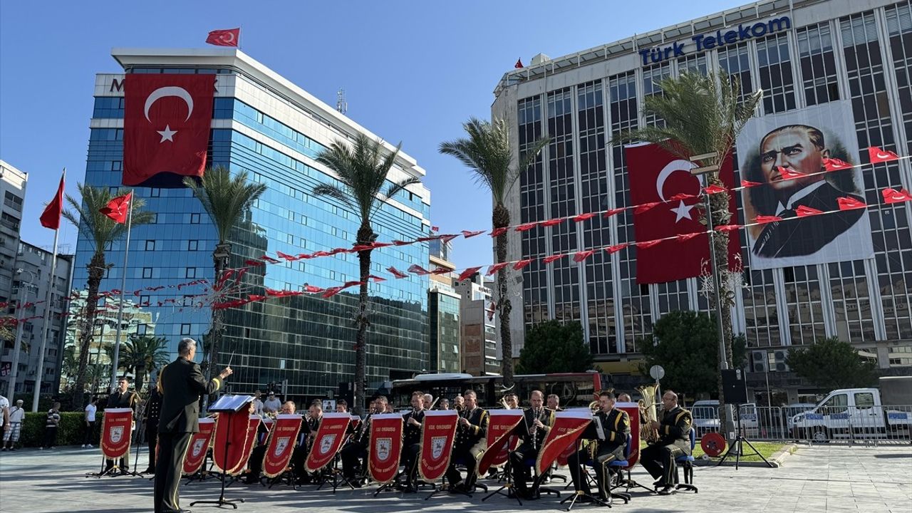 İzmir'de 30 Ağustos Zafer Bayramı Konseri Coşkusu