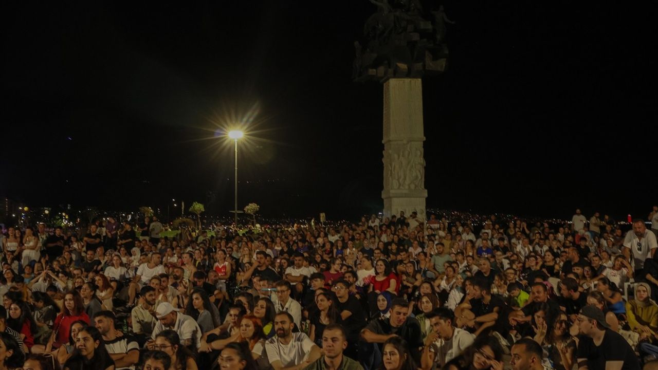 İzmir'de A Milli Voleybol Takımı'nın İtalya Karşılaşması Coşkuyla İzlenildi