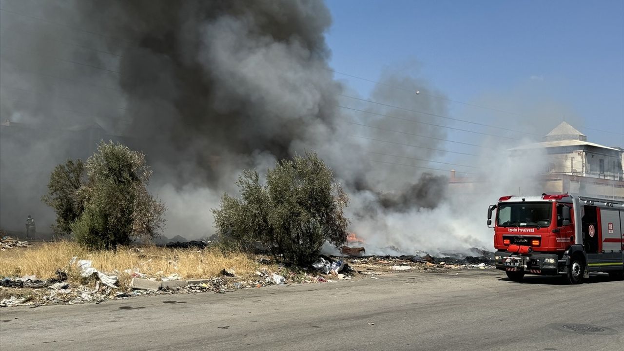 İzmir'de Atık Alanında Yangın Kontrol Altına Alındı