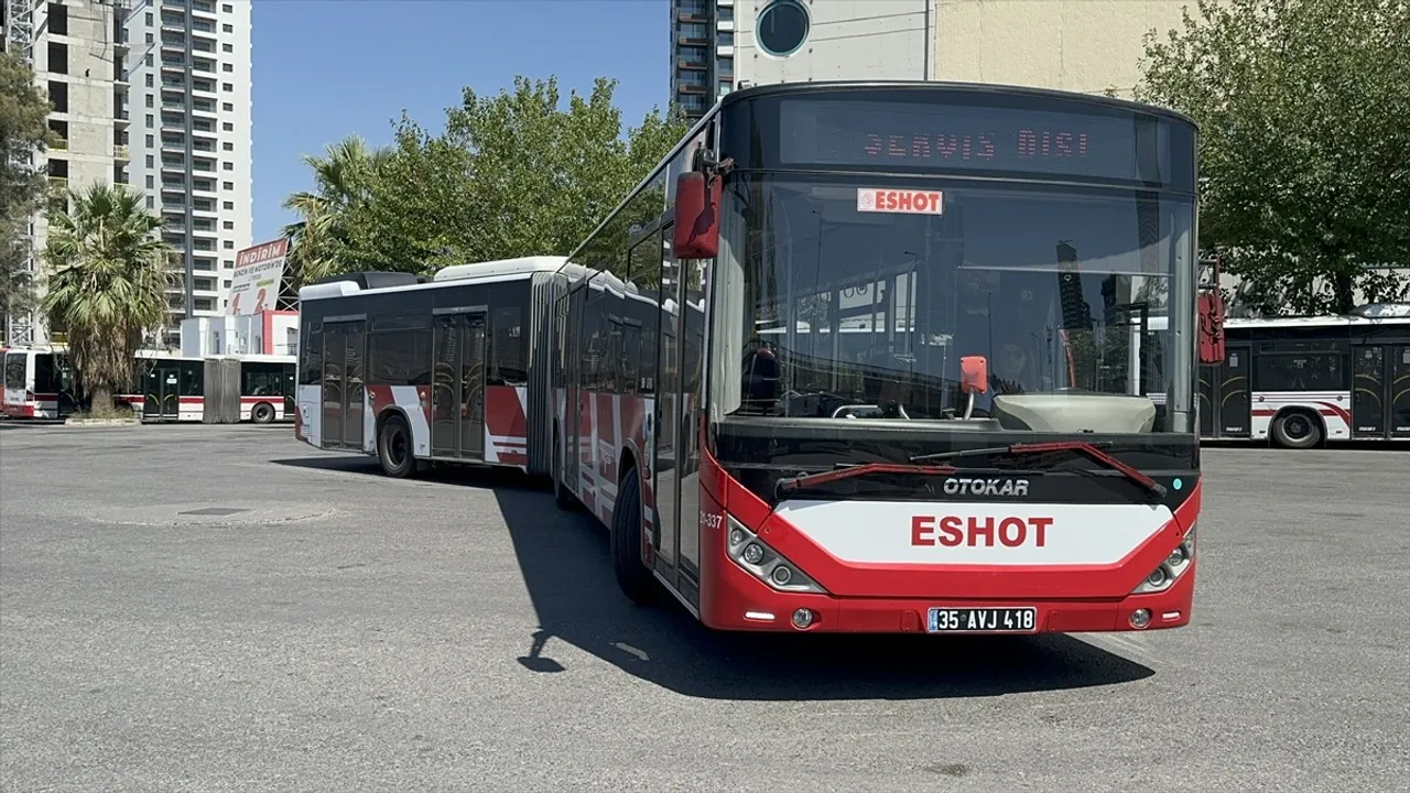 İzmir'de Kadın Şoför Yangını Söndürdü