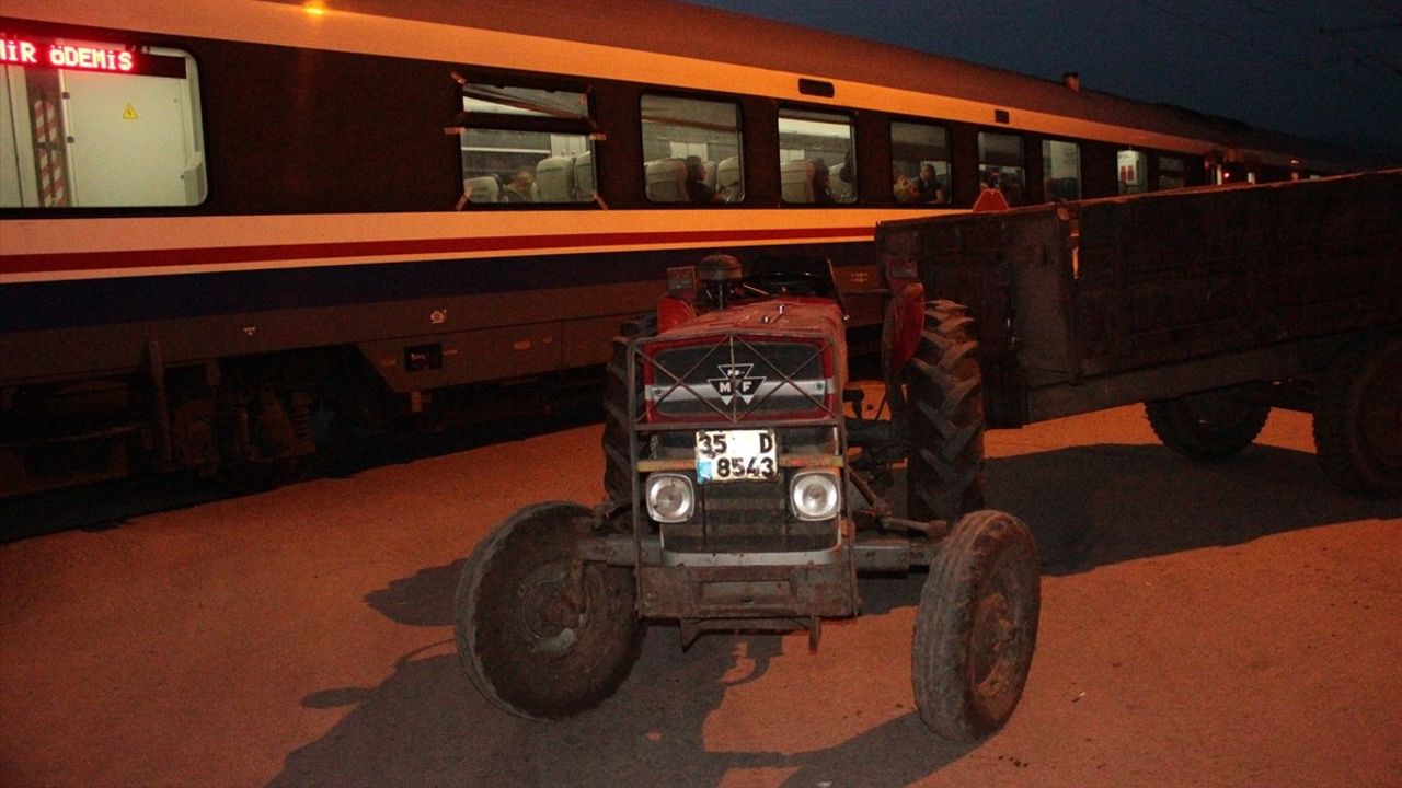 İzmir'de Yolcu Treni Traktöre Çarptı