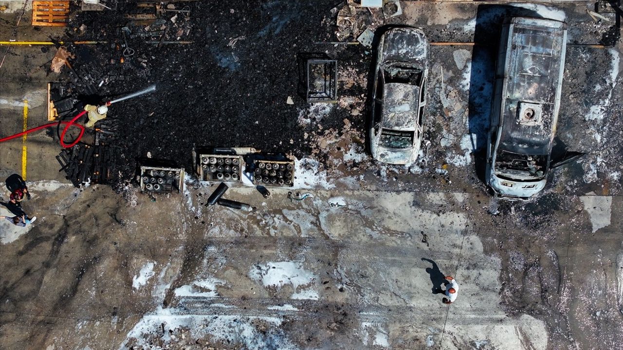 İzmir'deki Yangın Kontrol Altına Alındı