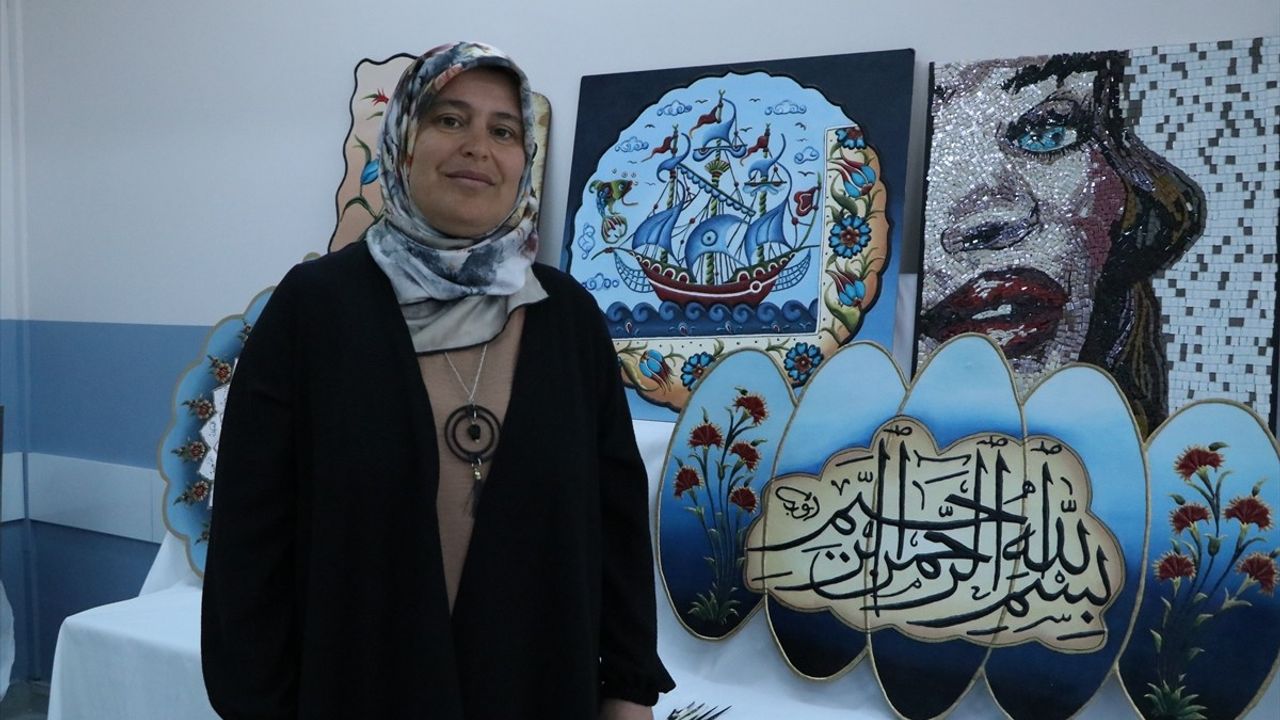 Kadınlar Depremin İzlerini El Sanatlarıyla Siliyor