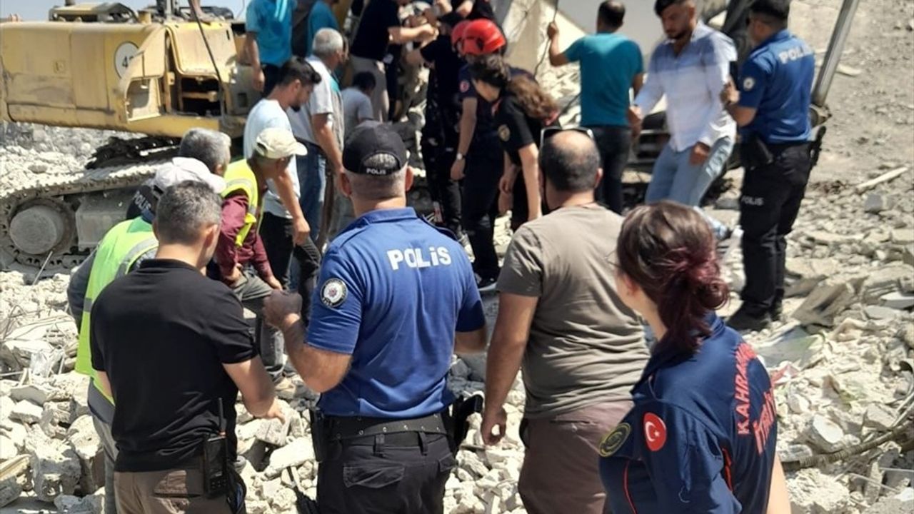 Kahramanmaraş'ta Yıkım Sırasında Enkaz Altında Kalan Operatör Yaralı Kurtarıldı