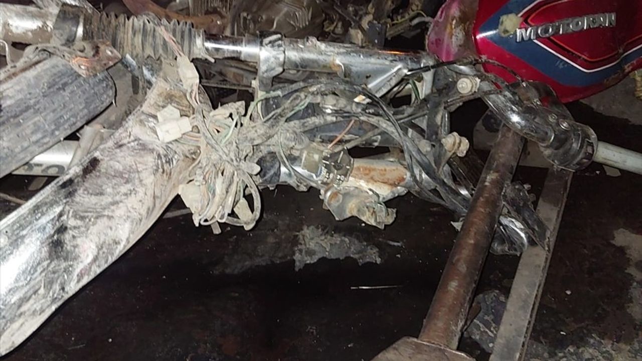 Kamyonet ile Motosiklet Çarpıştı: Sürücü Ağır Yaralandı