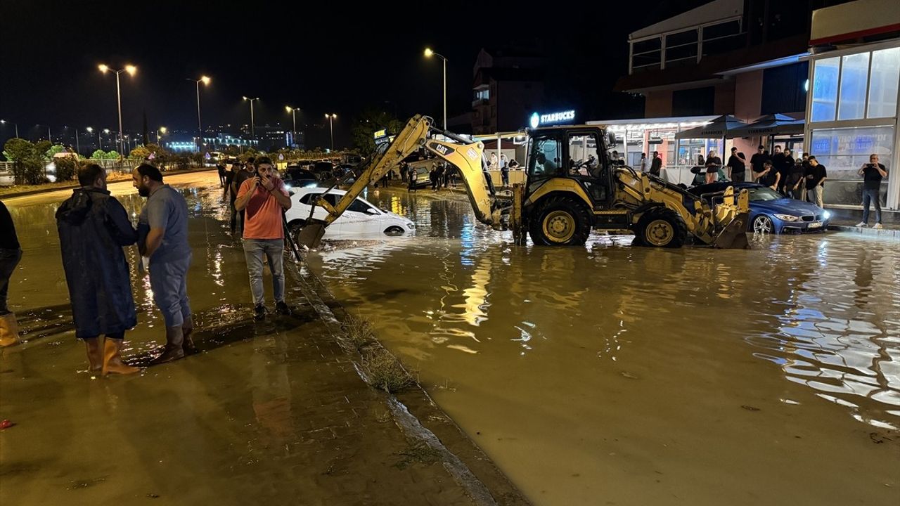 Karabük'te Etkili Sağanak Yağış Bazı Mahalleleri Vurdu