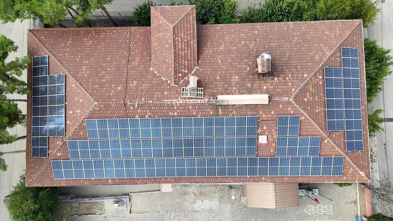 Karabük'te Güneş Enerjisiyle Elektrik Üreten İlkokul