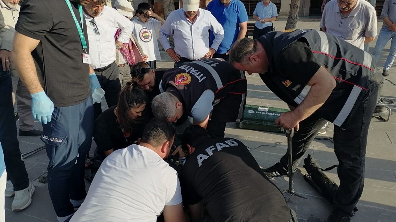 Kars'ta Çocuğun Sıkıştığı Tahliye Borusundan Kurtarılması