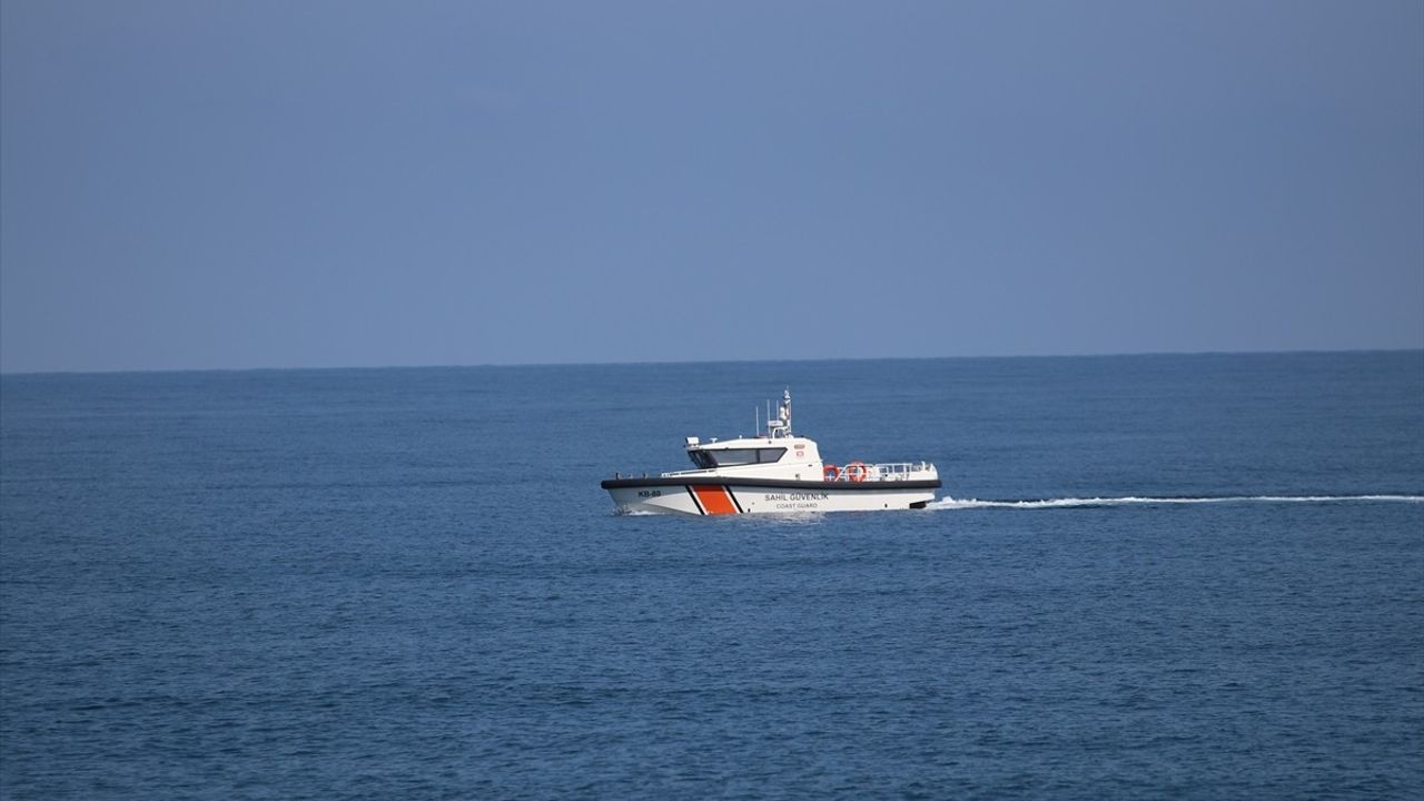 Kastamonu'da Batan Teknedeki Kayıp 3 Kişinin Arama Çalışmaları Devam Ediyor
