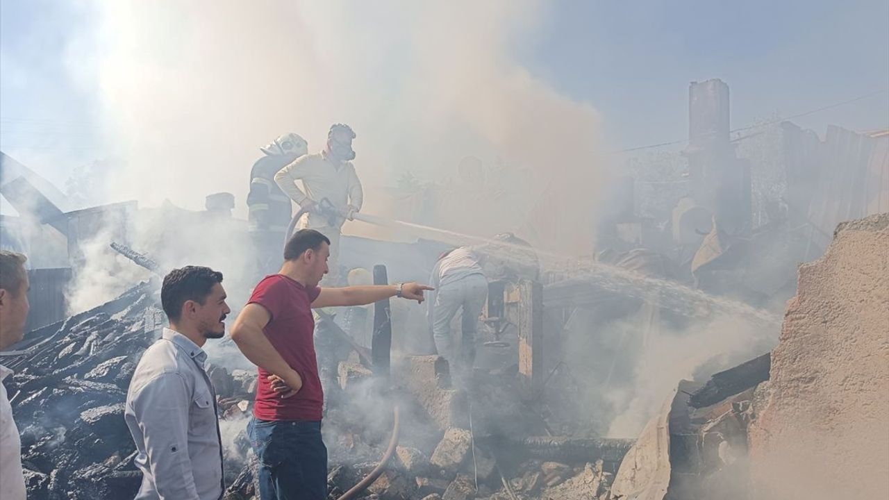 Kastamonu'da Yangın Felaketi: 3 Ev Kül Oldu, Genç Kayıp