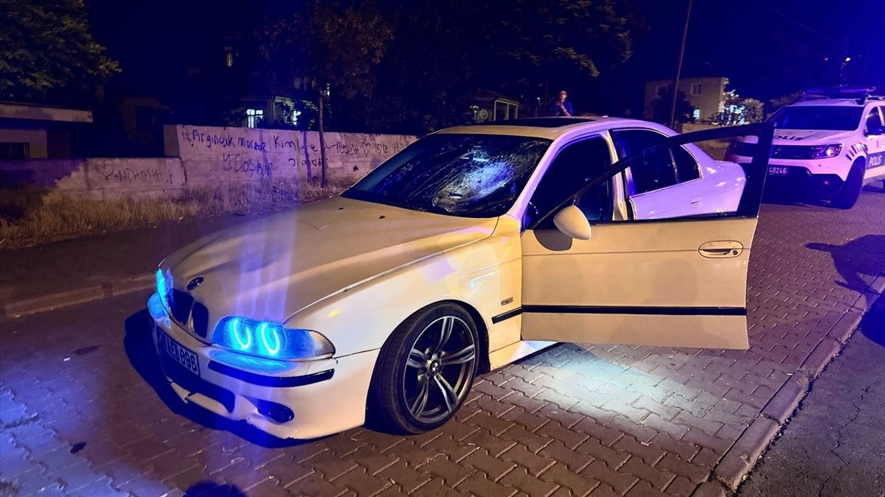 Kayseri'de Direksiyon Başındaki Sürücü, Yayalara Çarparak Kaçtı