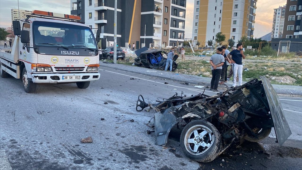 Kayseri'de Feci Kaza: 3 Yaralı ve Otomobilin İkiye Ayrılması