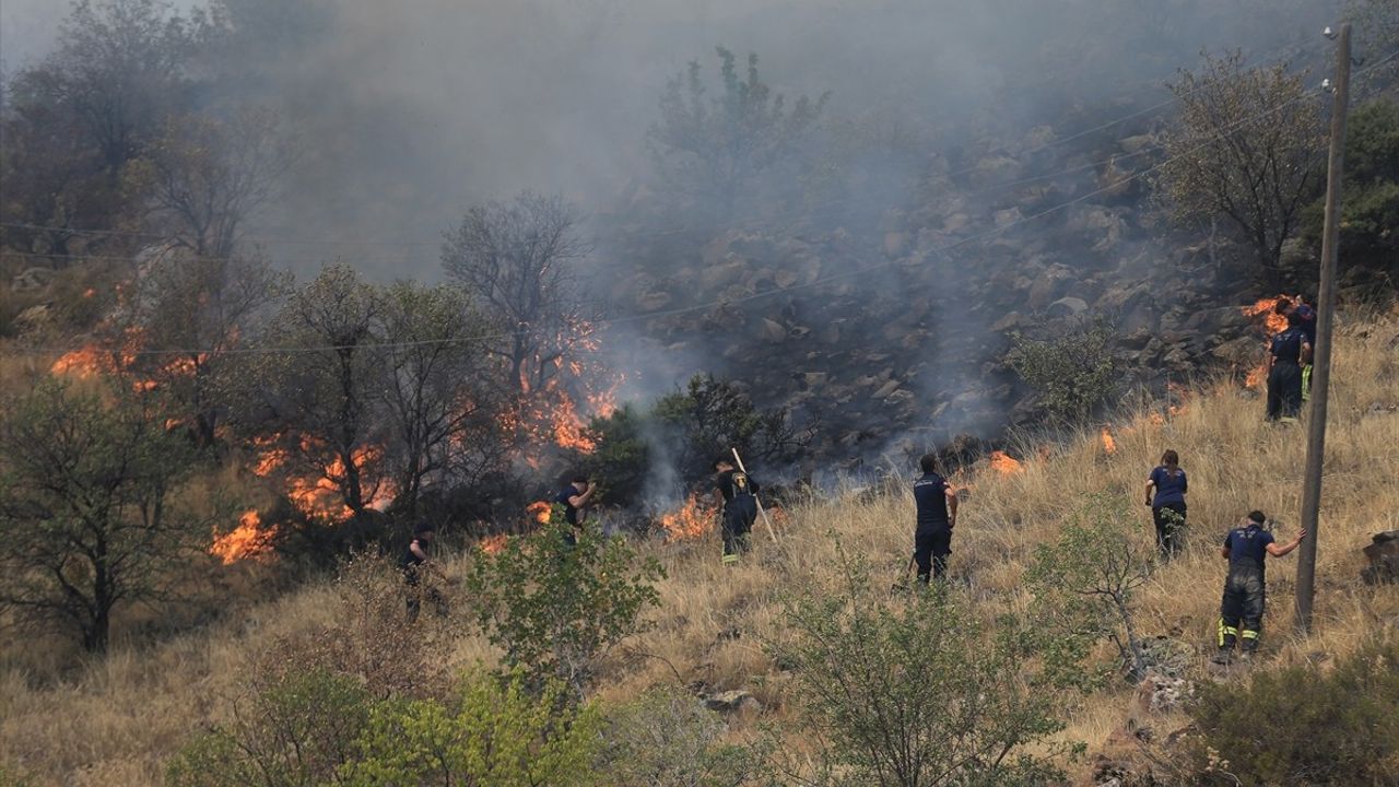 Kayseri'de Otluk Alanda Yangınyla Mücadele