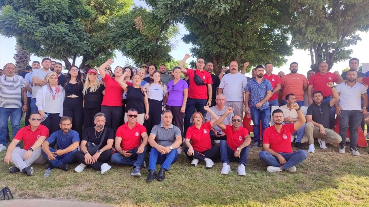 Kemalpaşa'da İşten Çıkarılan Belediye İşçileri Protesto Gösterisi Düzenledi