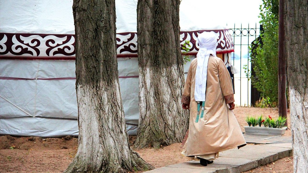 Kırgız Kadınları Geleneksel 'Eleçek' Geleneğini Yaşatıyor