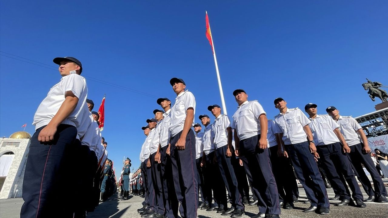 Kırgızistan 33. Bağımsızlık Günü'nü Coşkuyla Kutladı