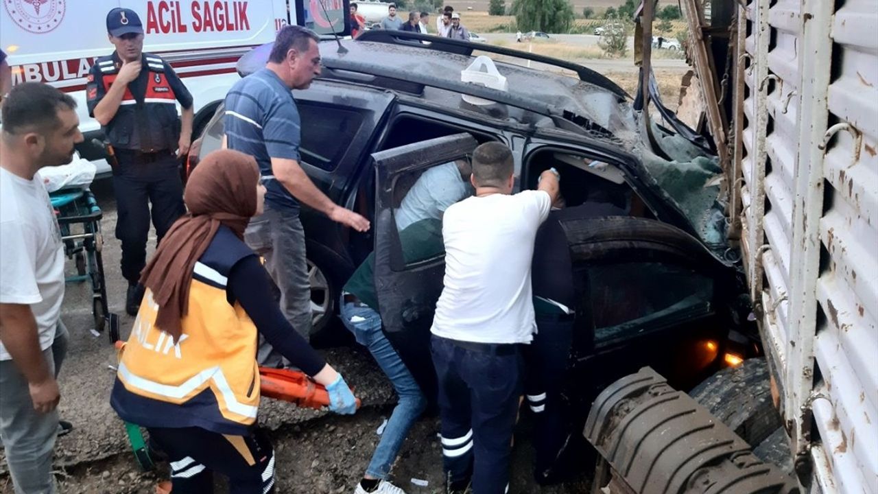 Kırıkkale'de Tır ile Otomobil Çarpıştı: 6 Yaralı