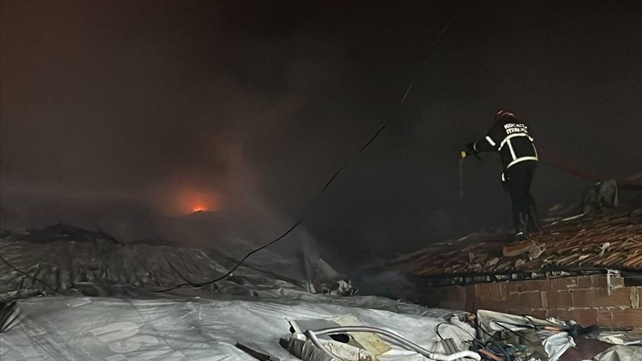 Kocaeli'nin Gebze İlçesinde Gecekondu Yangını: 5 Yapıda Hasar Oluştu