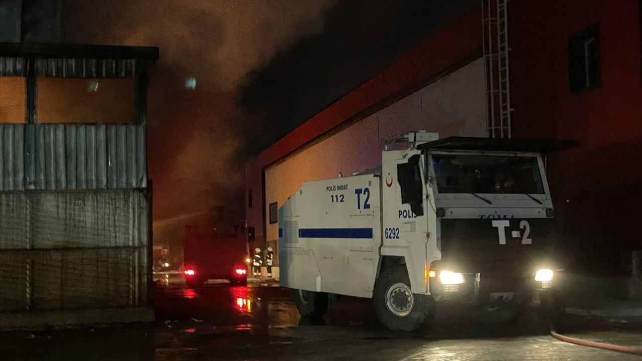 Konya'da Geri Dönüşüm Fabrikasında Yangın Kontrol Altına Alındı