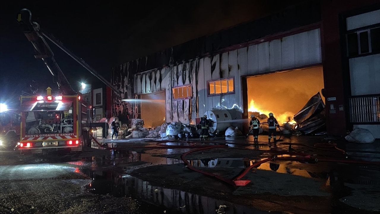 Konya'da Plastik Geri Dönüşüm Fabrikasında Yangın Kontrol Altına Alındı