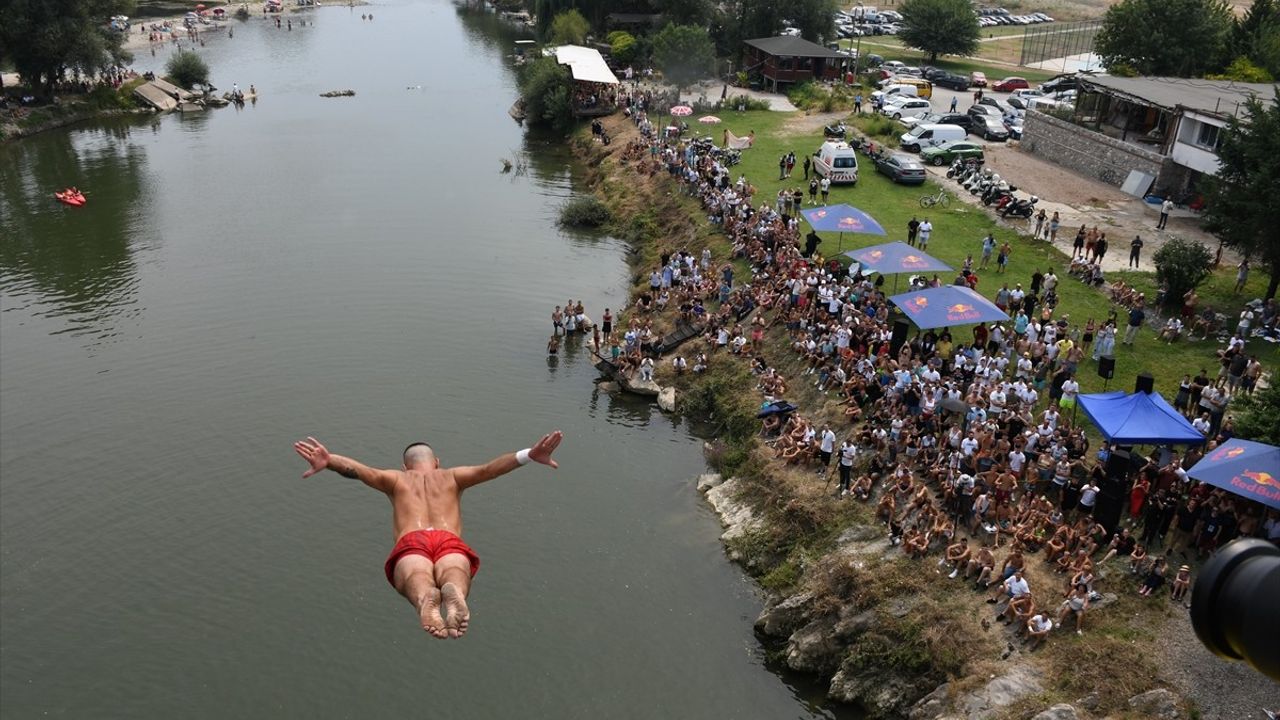 Kosova'da 74. Geleneksel Şivan Köprüsü Atlama Yarışı Düzenlendi