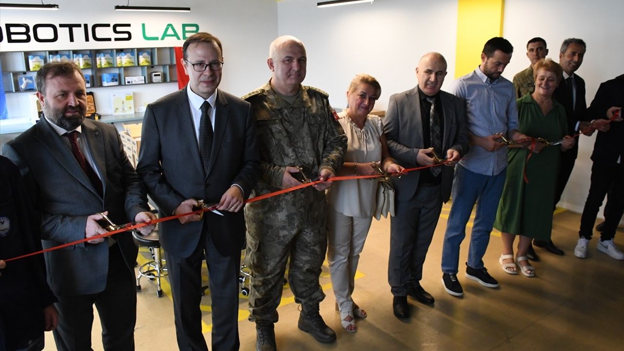 Kosova'da Türk Askerlerinin Eğitime Desteği Devam Ediyor