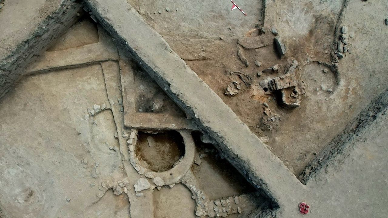 Kütahya Tavşanlı Höyük'te 3.750 Yıllık Fayans Silindir Mühür Bulundu