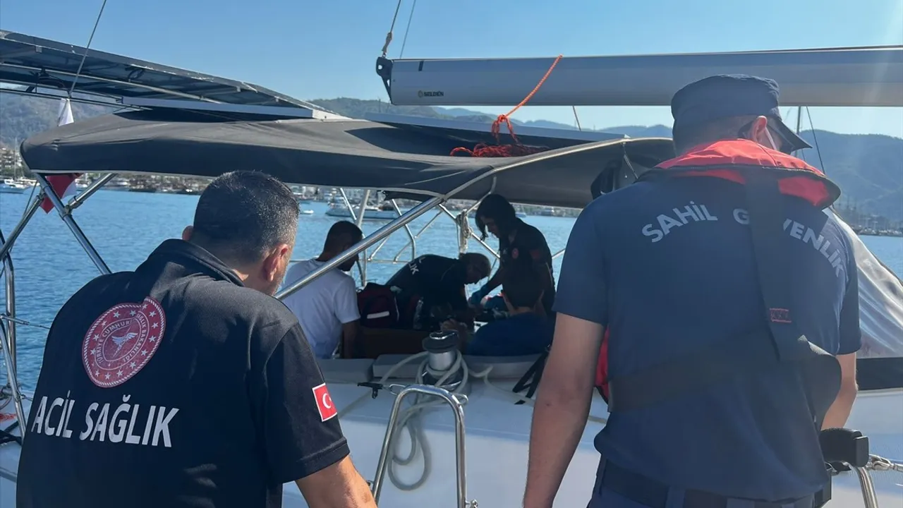 Marmaris'te Denizde Rahatsızlanan İki Kişiye Tıbbi Tahliye