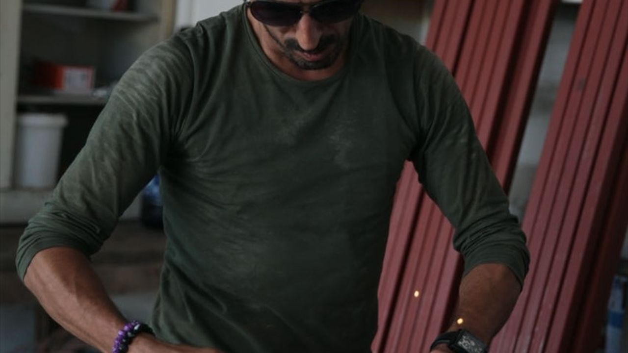 Mengenli Aşçı, Aşçılığı Bırakıp Baba Yadigarı Demirci Dükkanına Döndü