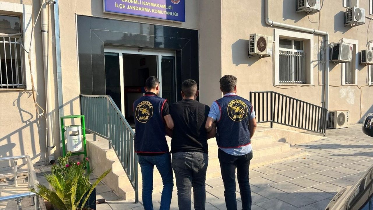 Mersin'de Güneş Enerjisi Panellerinin Altında Firari Sürücü Yakalandı