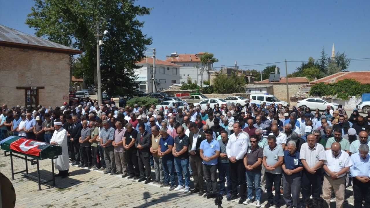 Mersin'de Öldürülen Öğretmenin Cenazesi Karaman'da Defnedildi