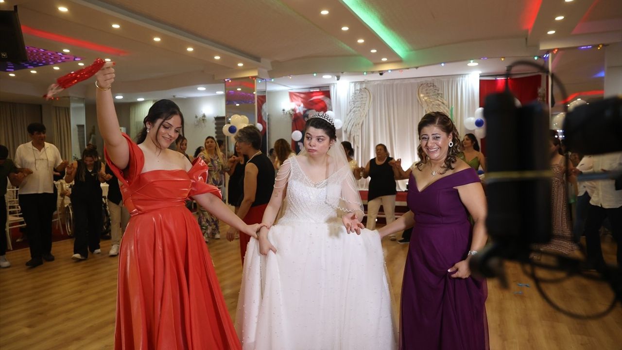 Mersin'de Temsili Düğünle Özel Gereksinimli Genç Kızın Doğum Günü Kutlandı