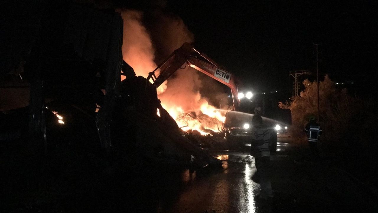Mersin'deki Narenciye Paketleme Tesisinde Yangın Kontrol Altına Alındı